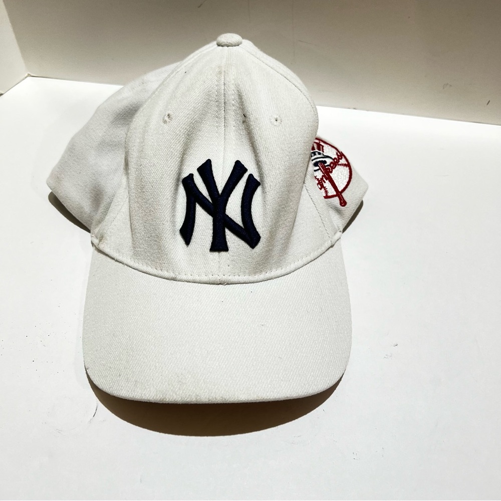 White Yankee fitted hat. Major League Baseball Pre- owned